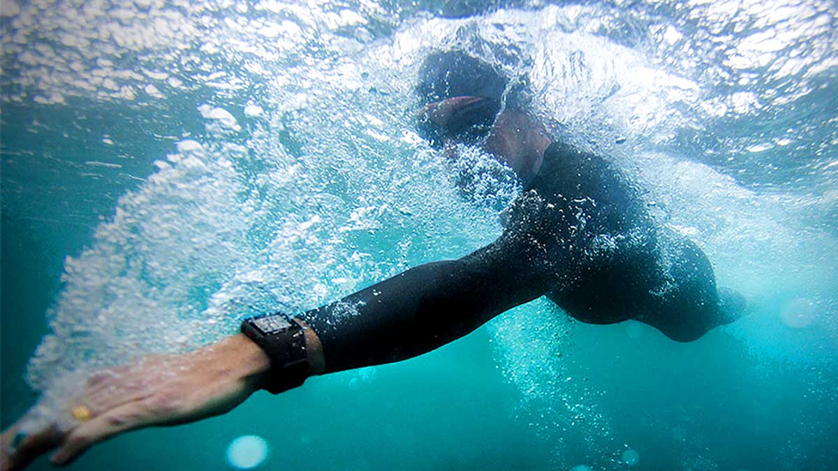 11295 How Monitoring Your Heart Rate Variability Helps You Avoid Overtraining 700×394.jpgwidth700height394ext A Swimmer Under The Surface During A Freestyle Stroke As Bubbles Surround Him